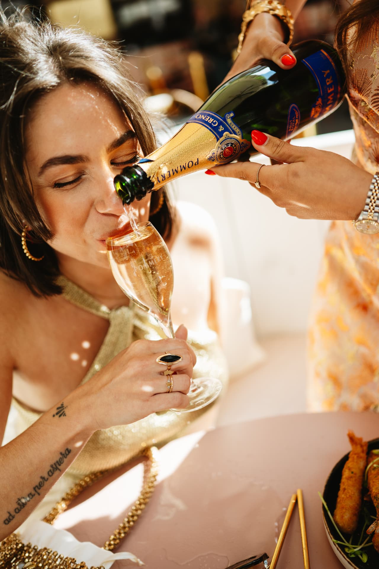 Champagne wordt ingeschonken tijdens een feest bij Bar Santé